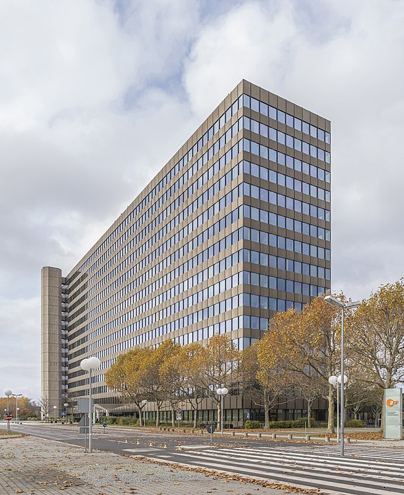 588px-ZDF-Hochhaus_Mainz_20211105_HOF0779900001020211121_RAW-Exportcens.jpg