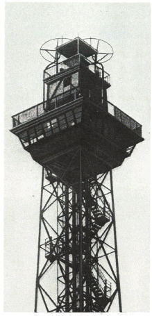 Der Funkturm mit den zwei Ringantennen